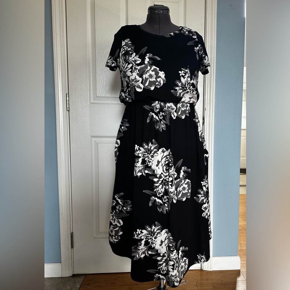 🧡 Reb & J 220 black floral dress. Size: Large